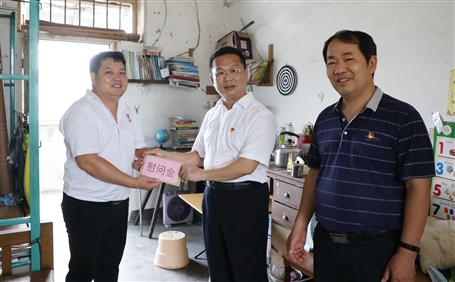 公司向导“七一”前慰问生涯难题党员和老党员