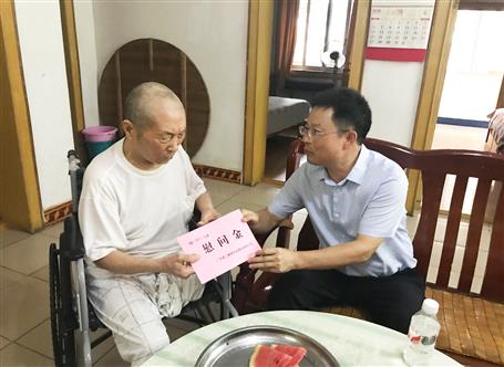 公司探望慰问抗日战争时期加入事情的离休干部