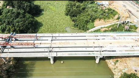 第十分公司承建项目预制箱桥梁乐成吊装