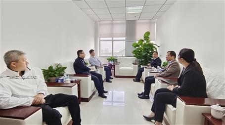 覃振华与柳北区委书记刘俊举行事情谈判