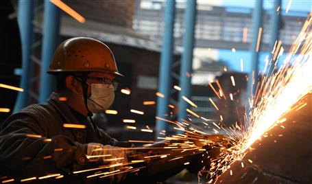 压容厂：订单饱满 员工劲头足