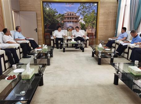 黄深红与凭祥市委书记武晓辉举行事情谈判