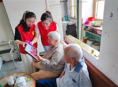 公司团委联合北雀社区开展“留住时光 绽放微笑”公益照相运动